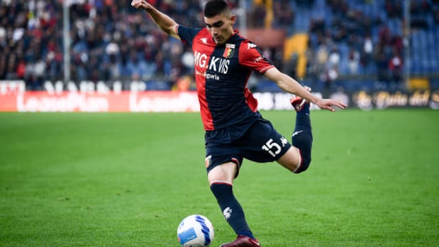 Johan Vásquez es pretendido por clubes de la Serie A, pero Genoa planea retenerlo