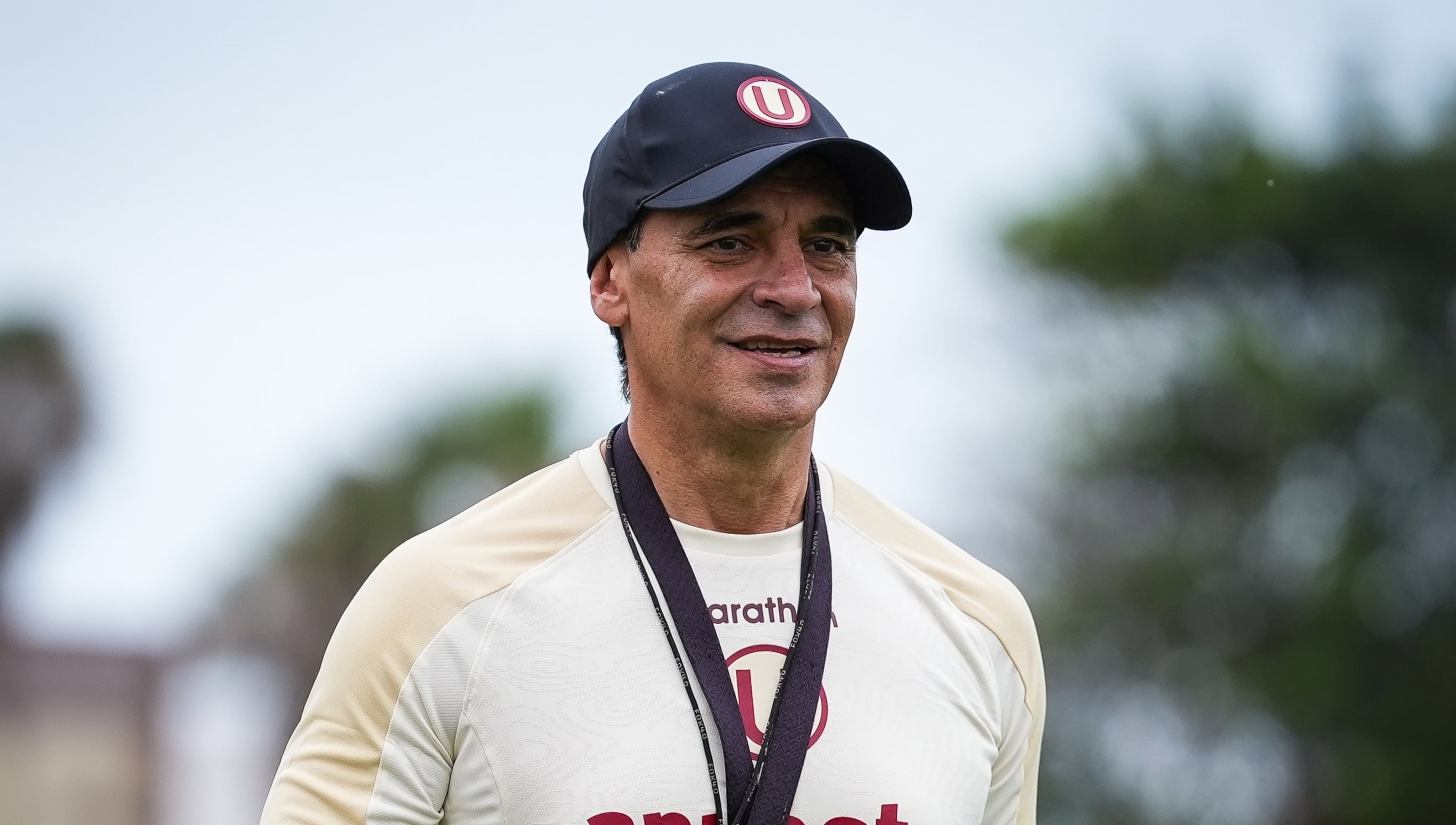 Fabián Bustos tendrá que rearmar su bloque defensivo frente a Alianza Atlético. (Foto: Universitario)