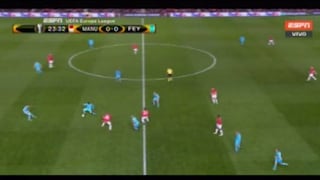 Rooney busca su cintura: Renato Tapia quebró al crack del United con un amague