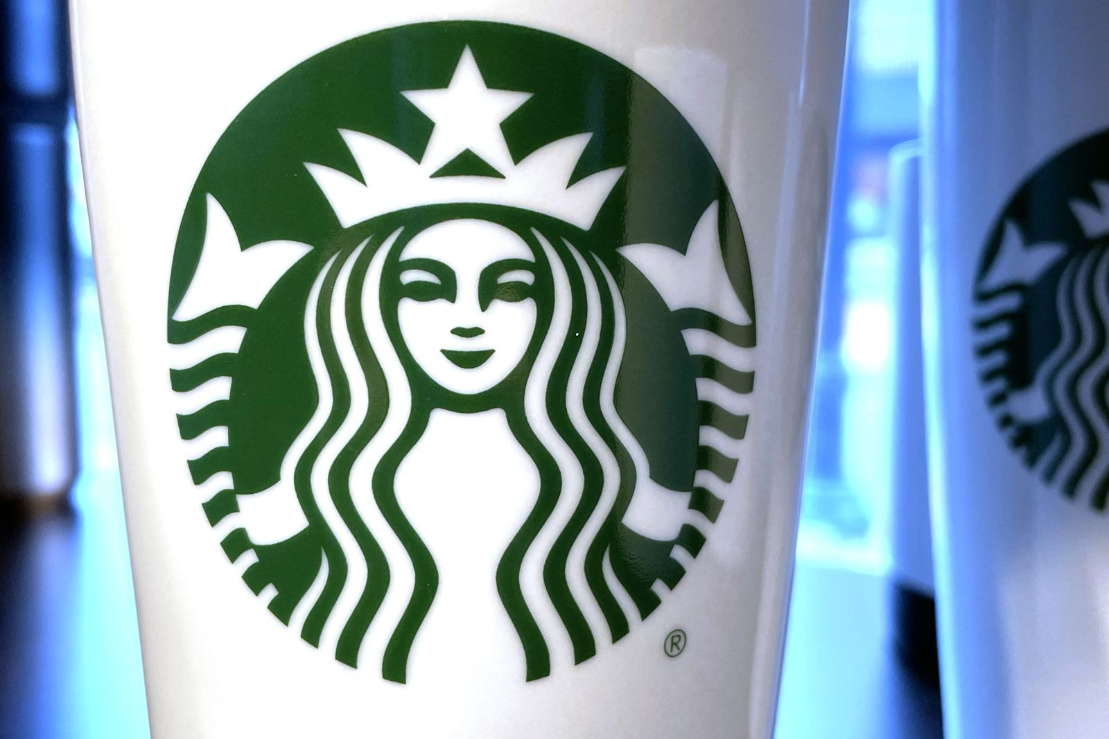 Starbucks apuesta por mejoras salariales y otros beneficios para sus socios (Foto: AFP)