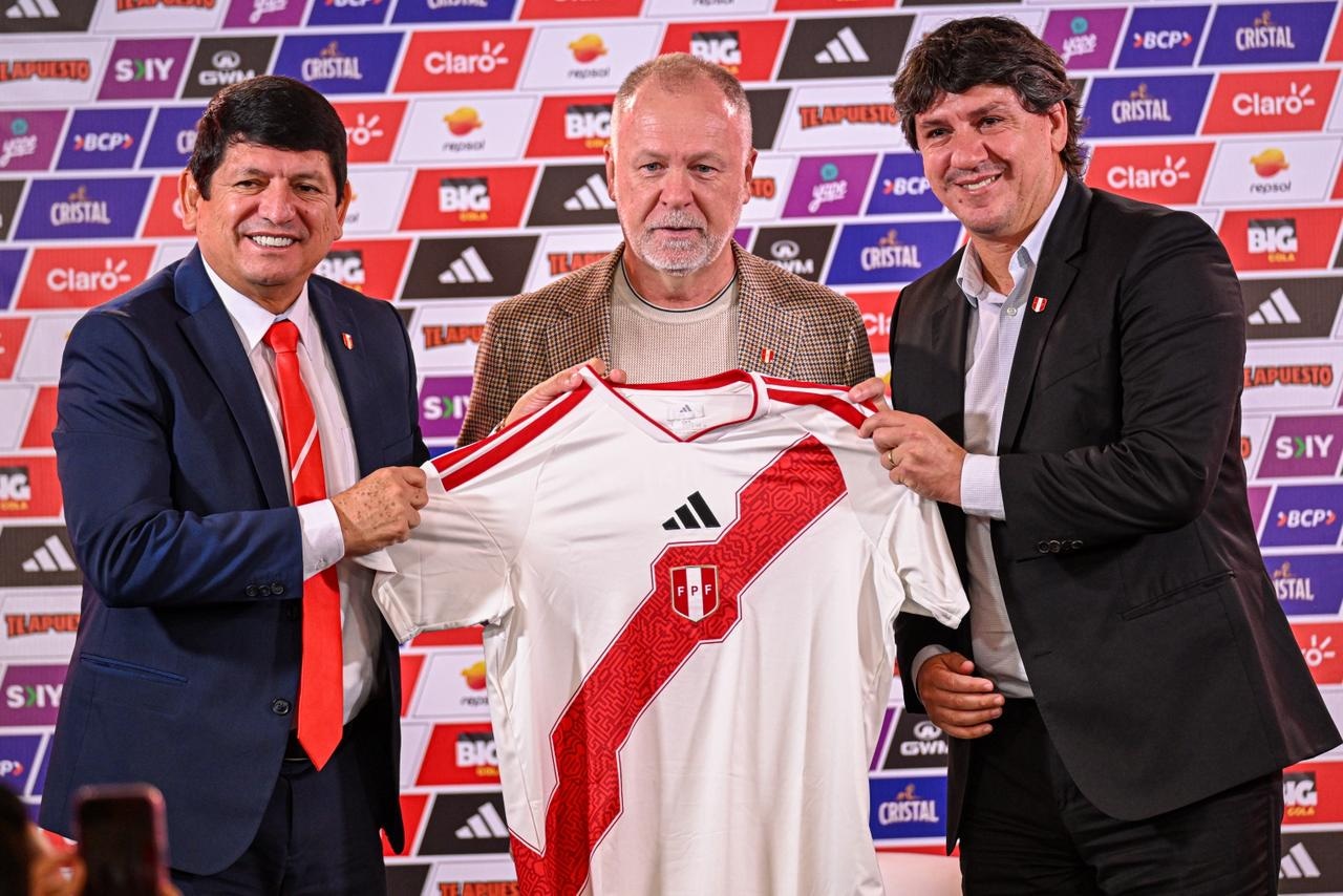 Mano Menezes fue presentado por la Bicolor al mando de Agustín Lozano y Jean Ferrari | Foto: GEC