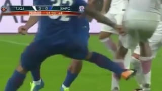 Estuvo de malas: Tevez no aguantó que le quitaran la pelota y aplicó dura patada a rival [VIDEO] ​