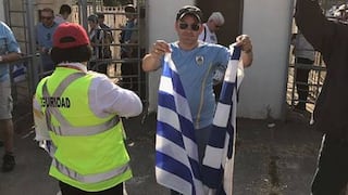 Hinchas de Uruguay sufrieron el corte de sus banderas por seguridad chilena