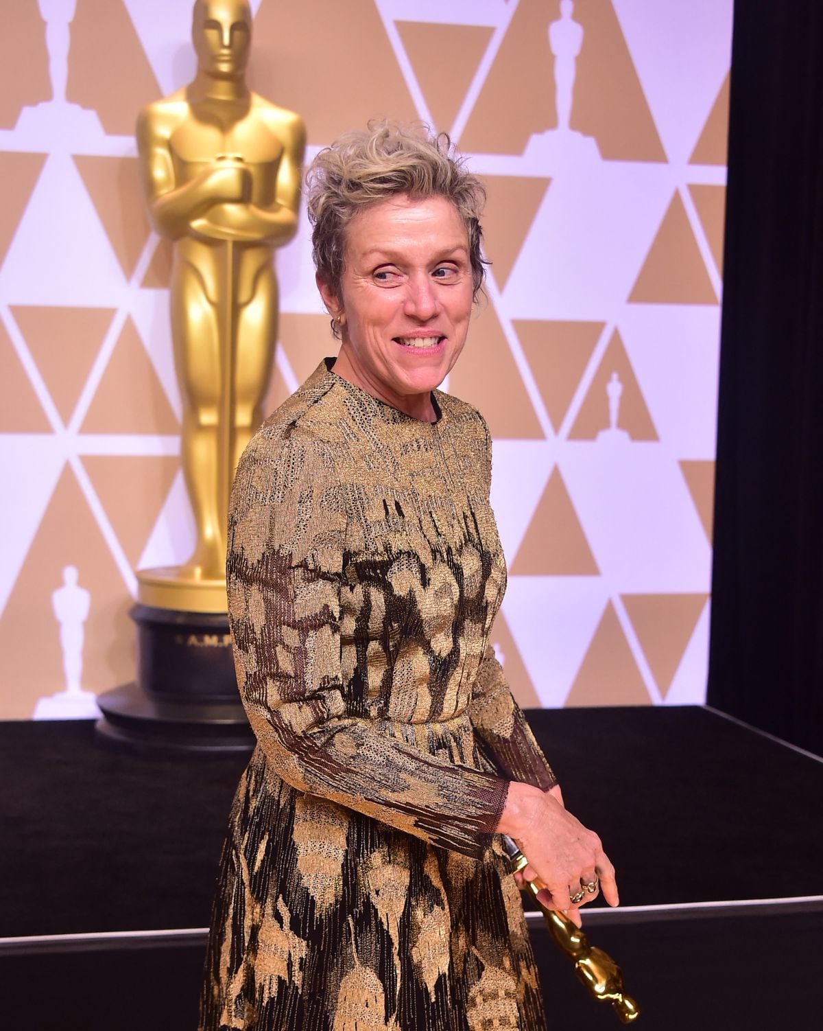 Frances McDormand ganó tres estatuillas en los Premios Óscar. Aquí posando en la sala de prensa con el Óscar a la mejor actriz durante la 90ª edición de los Premios Anuales de la Academia el 4 de marzo de 2018 (Foto: Frederic J. Brown / AFP)