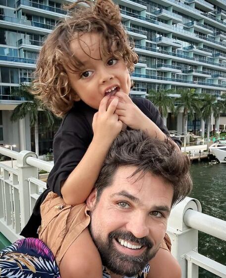 Junto a su hijo Tadeo (Foto: Ferdinando Valencia / Instagram)