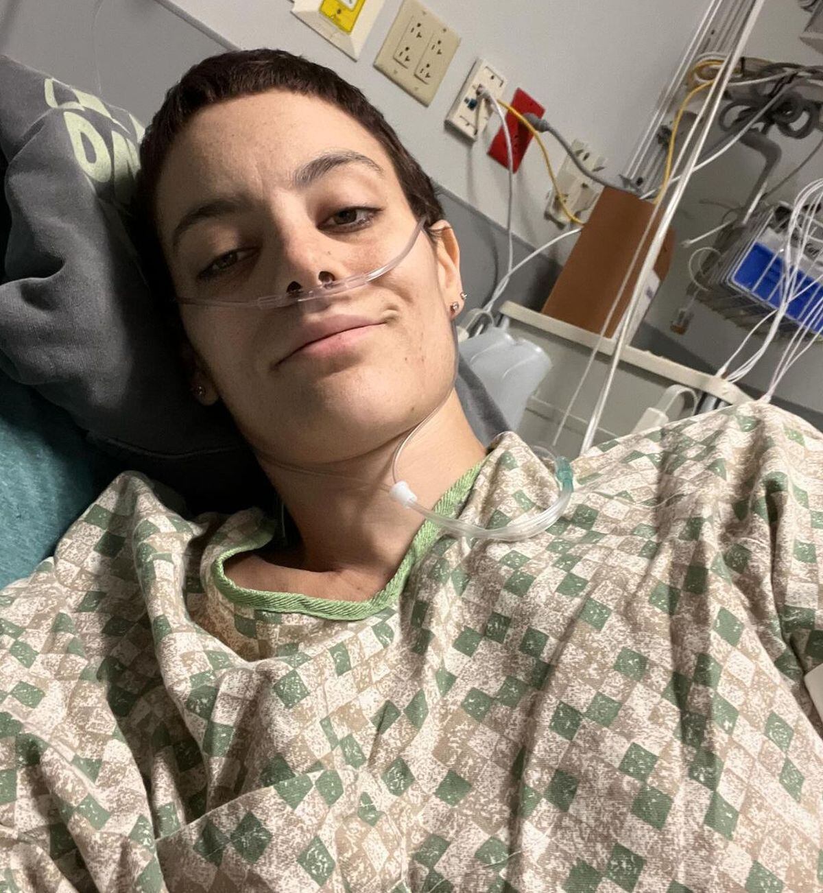 La joven madre en el hospital luchando contra el cáncer (Foto: Cat Janice / Instagram)