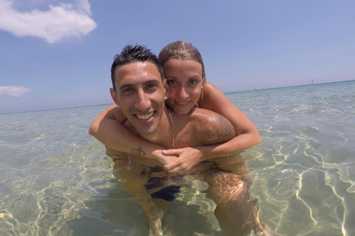 Jorgelina Cardosa y Ángel Di María abrazados en el mar (Foto: Jorgelina Cardosa / Instagram)
