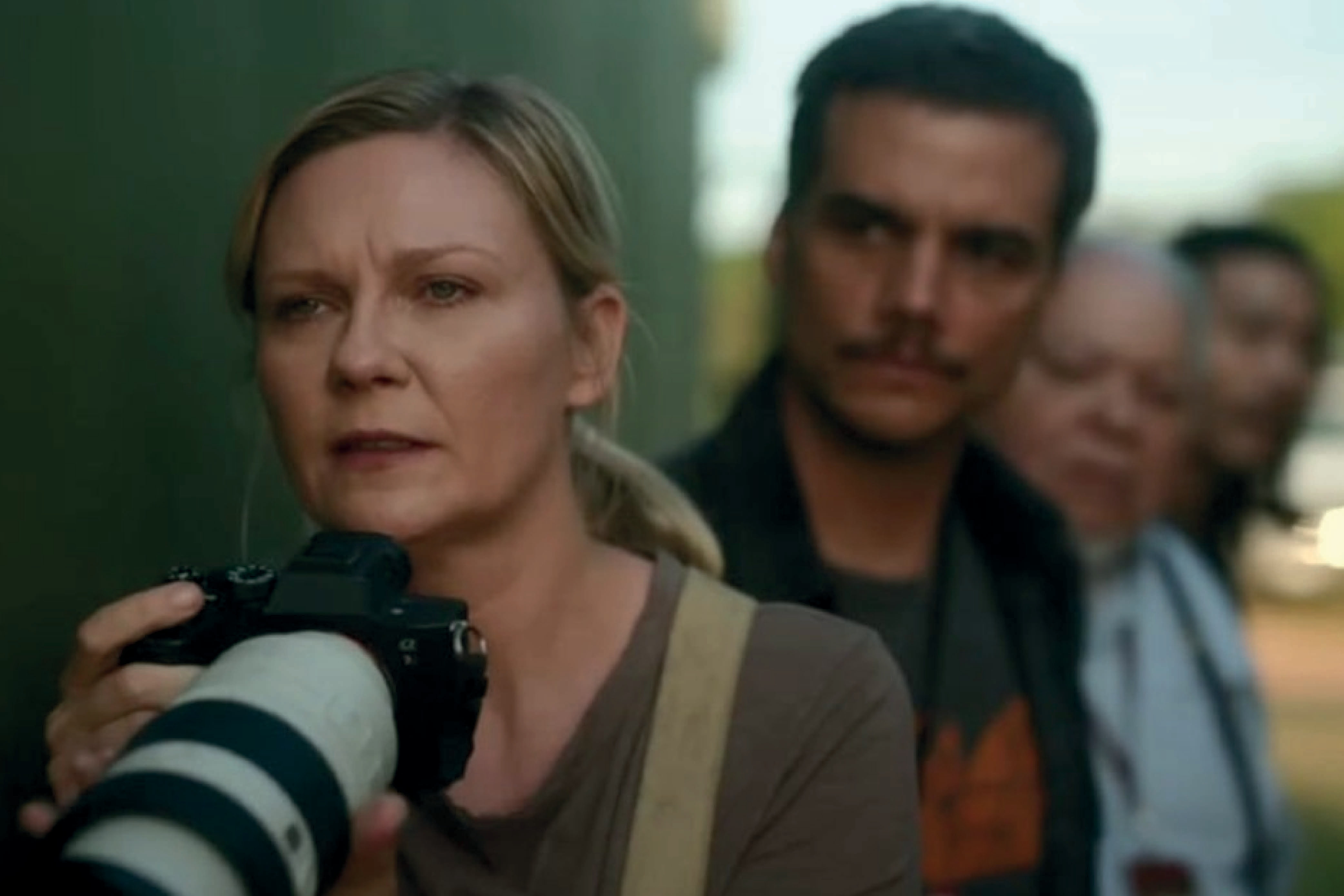 En "Civil War", Kirsten Dunst asume el papel de una experimentada fotoperiodista encargada de documentar todo lo que sucede durante el levantamiento de varios ciudadanos en contra del presidente de Estados Unidos (Foto: A24)