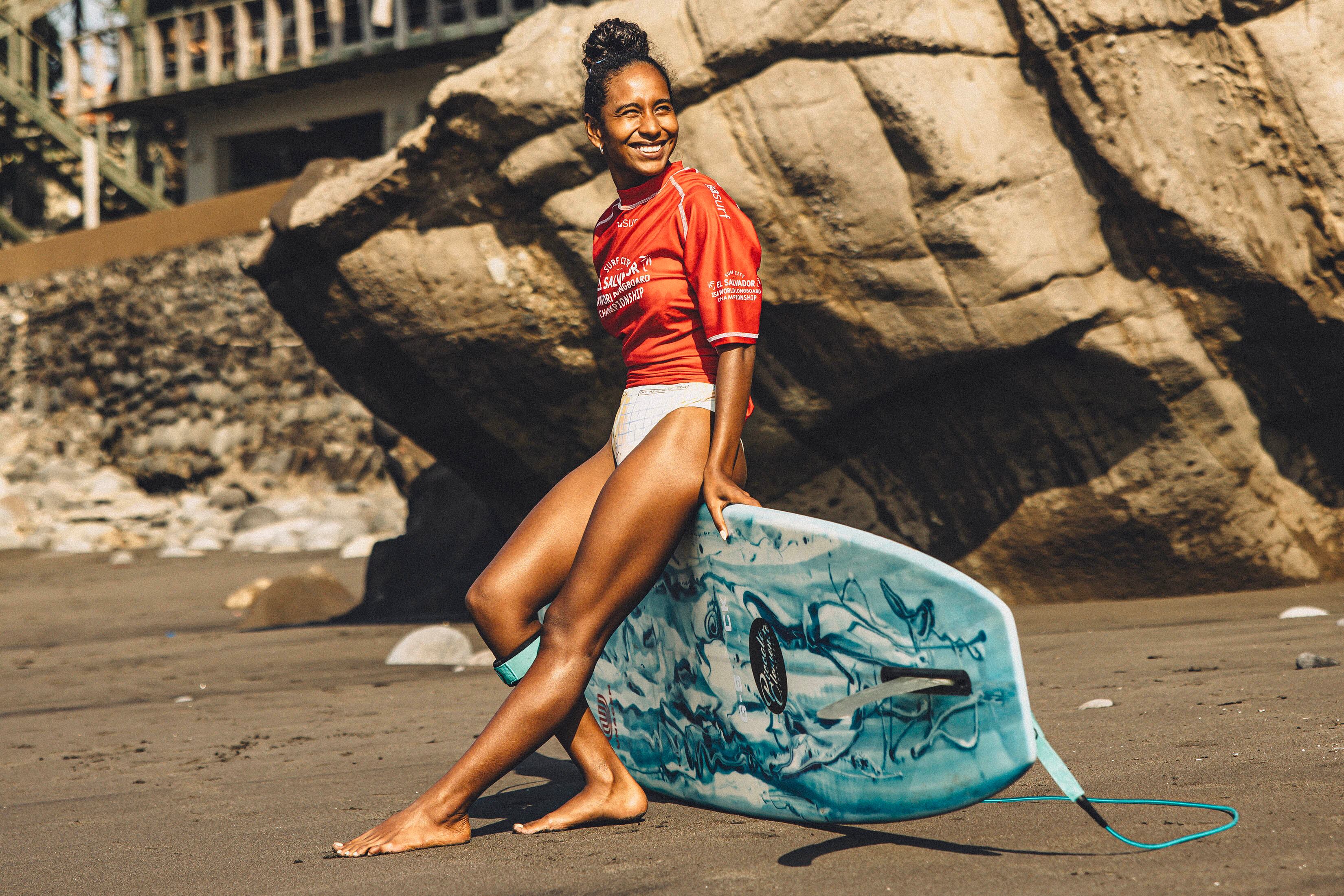 María Fernanda Reyes tiene 27 años y es deportista de Surf. (Foto: Difusión)