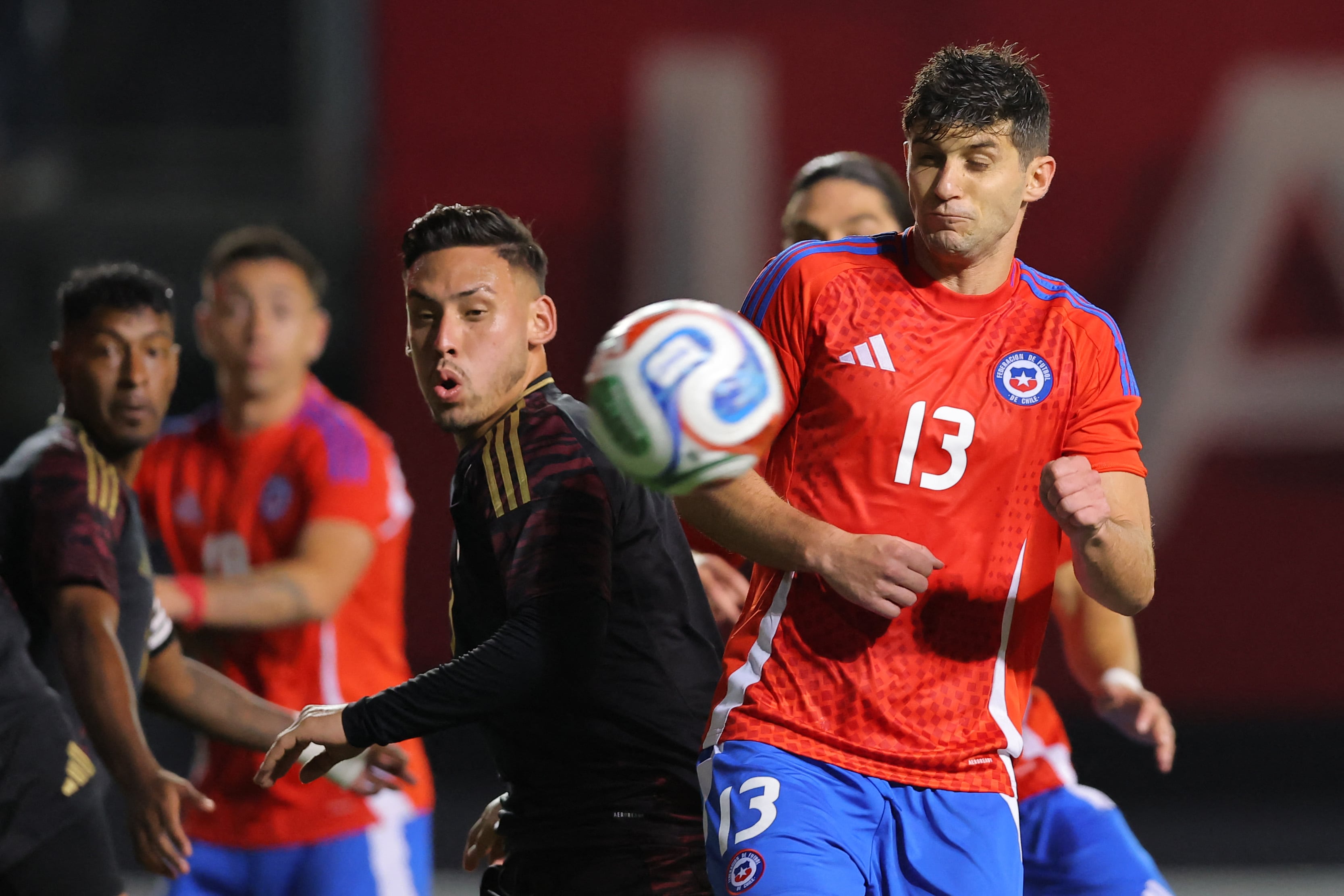 Perú perdió por 2-1 en su último enfrentamiento con Chile. (Foto: AFP)