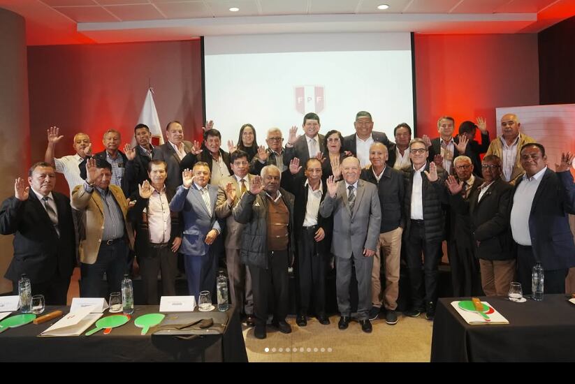 Agustín Lozano posa junto a los 25 presidentes departamentales de la FPF, todos ellos con voto a favor para su reelección. (Foto: FPF)