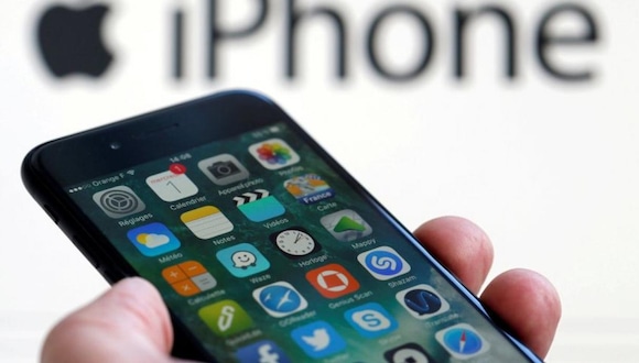 IOS | Los suarios pusieron a prueba el life hack y se dieron cuenta que el celular de Apple sí emite un destello. (Foto: Reuters)