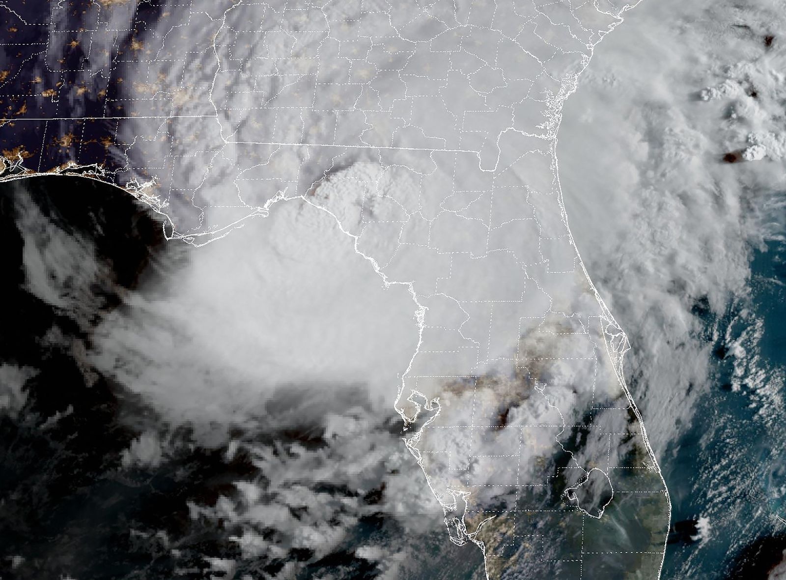 El huracán Idalia pisando Florida el 30 de agosto de 2023 (Foto: AFP)