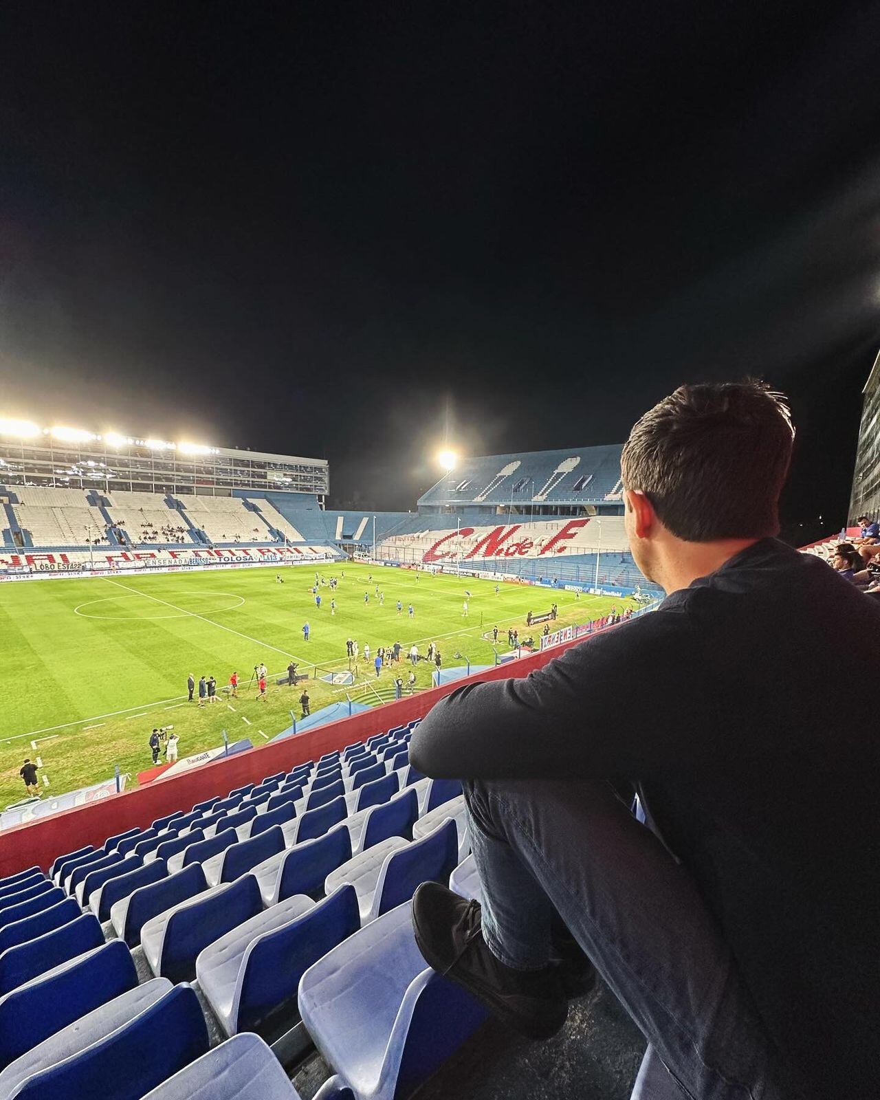 Dieter Schreiber realizando scouting para el Bayer Leverkusen en Uruguay. (Foto: Difusión)