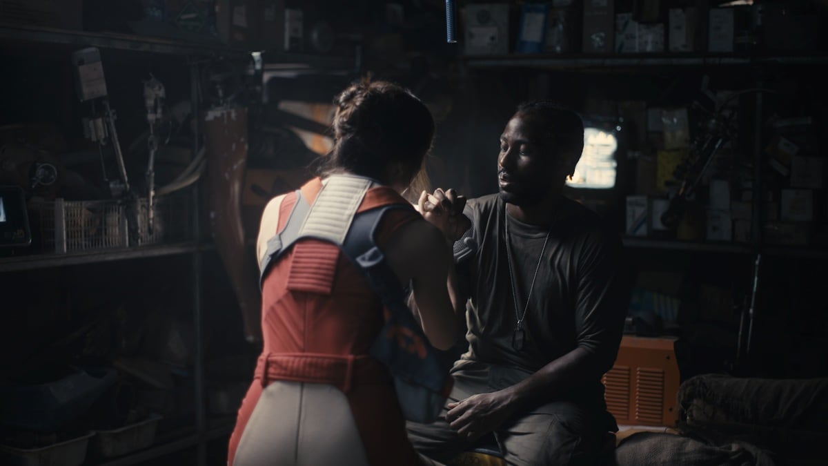 Gemma Chan como Maya y John David Washington como Joshua en la película "The Creator" (Foto: 20th Century Studios)