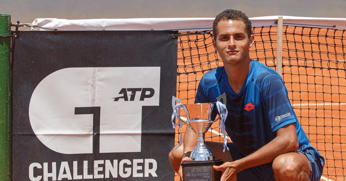 Juan Pablo Varillas con el trofeo del Challenger de Buenos Aires que ganó en 2025.