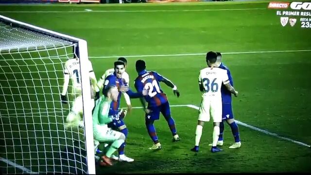 ¡Los derribó a ambos! El 'codazo' contra Cillesen y Sergio Busquets en el Barcelona-Levante [VIDEO]