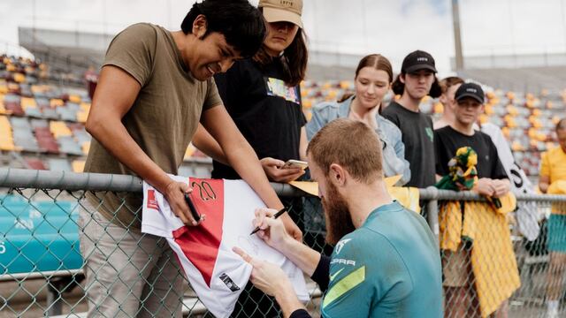 No olvida a Perú: Andrew Redmayne y su polémica dedicatoria en camiseta de la Selección