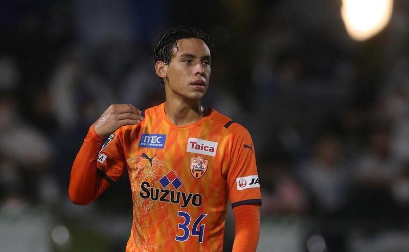 Erick Noriega durante su etapa como futbolista en Japón.