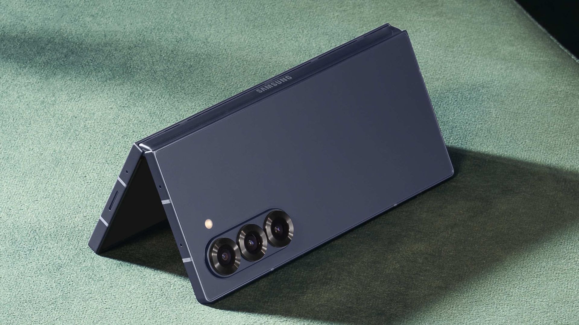 Revisa las fichas técnicas de ambos celulares disponibles en Amazon (Samsung)