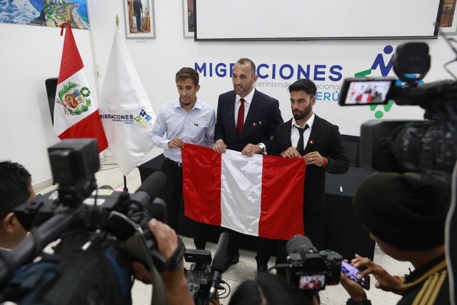 Hernán Barcos, Martín Pérez Guedes y Leandro Sosa en Migraciones. (Foto: Julio Reaño / GEC)
