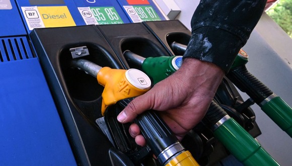 Muchos conductores recorren largos kilómetros para conseguir gasolina a buen precio (Foto: AFP)