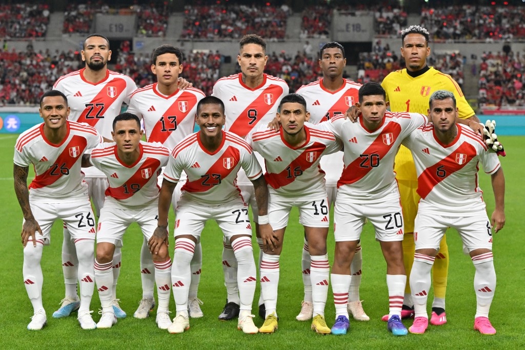 La indumentaria que usará la Selección Peruana en su debut contra Paraguay en las Eliminatorias. (Foto: Jung Yeon-je / AFP)