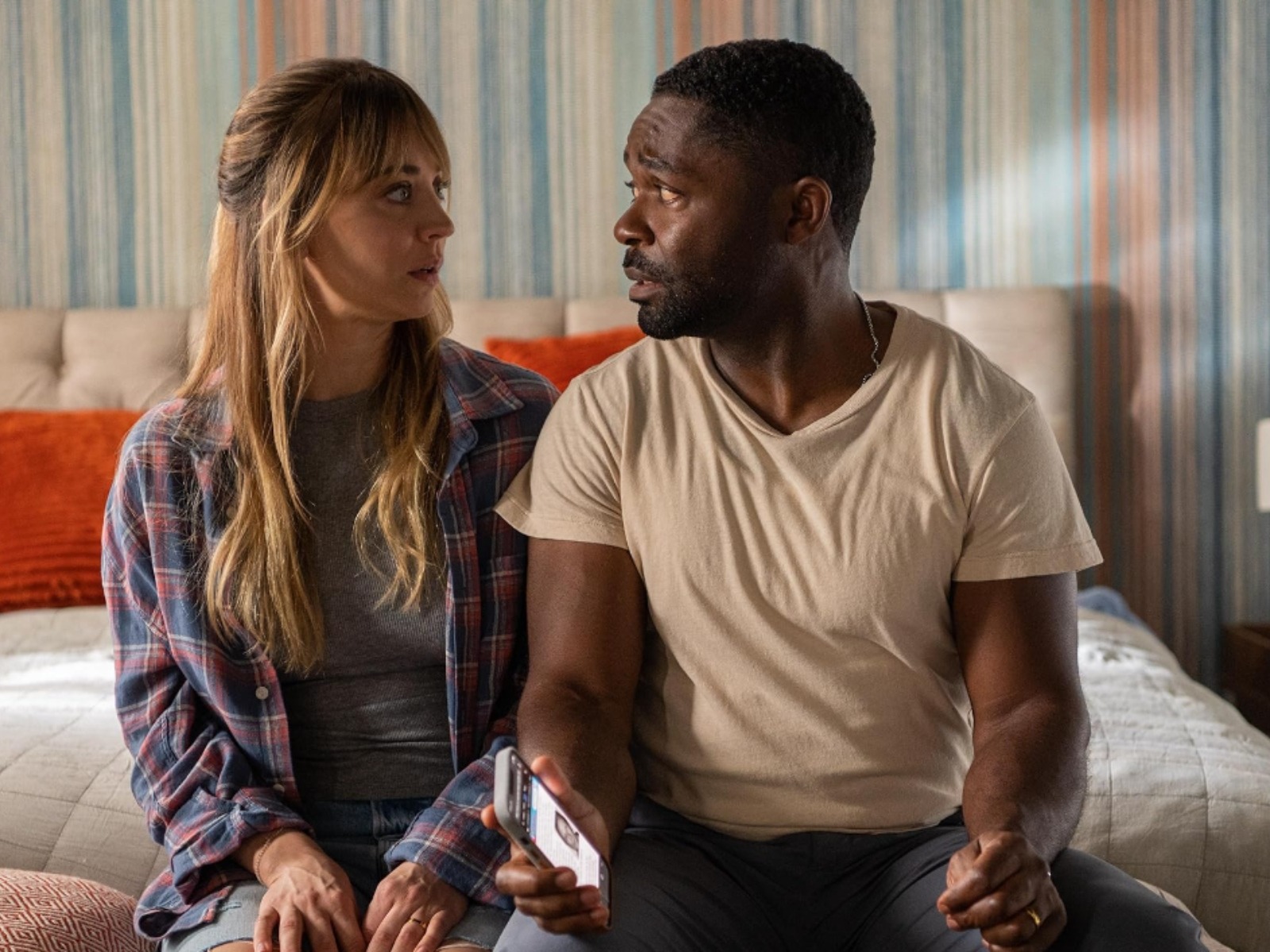 La película de Kaley Cuoco es una comedia que combina la intriga y la acción. Tiene una duración de 101 minutos (Foto: Amazon Prime Video)