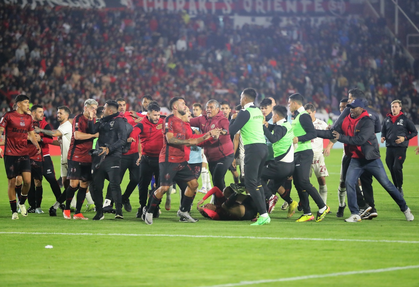 Melgar y Universitario protagonizaron una pelea en el Monumental de la UNSA. (Foto: Agencias)