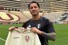 ¡En el Monumental! Gianluca Lapadula recibió de regalo una camiseta de Universitario