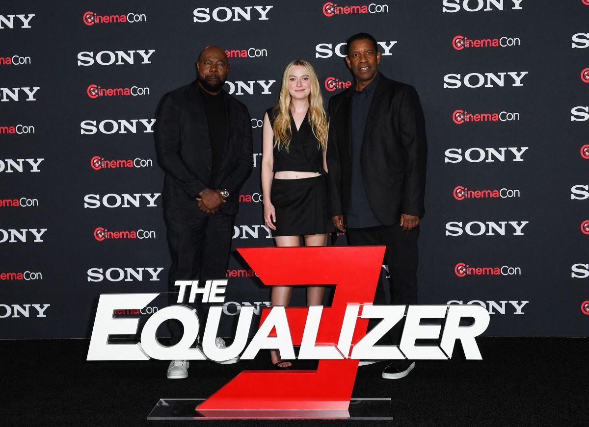 El director Antoine Fuqua, y los actores Denzel Washington y Dakota Fanning en la presentación de Sony Pictures Entertainment de "The Equalizer 3" durante CinemaCon en el Coliseo del Caesars Palace el 24 de abril de 2023 en Las Vegas (Foto: Valerie Macon / AFP)