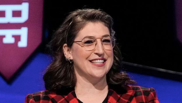 Mayim Bialik asumió el rol de presentadora en "Jeopardy!" en 2022, marcando un nuevo capítulo en su carrera después de su destacada actuación en "The Big Bang Theory" (Foto: Sony Pictures Television)