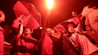 Perú ante Bolivia: peruanos realizaron banderazo fuera de la concentración
