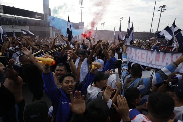 Hinchas de Alianza Lima y su aliento previo a la final con Universitario. (Foto: Julio Reaño/@Photo.gec)