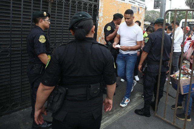 Las mejores postales de la llegada de hinchas al Estadio Nacional (Foto: Jorge Cerdán / GEC)