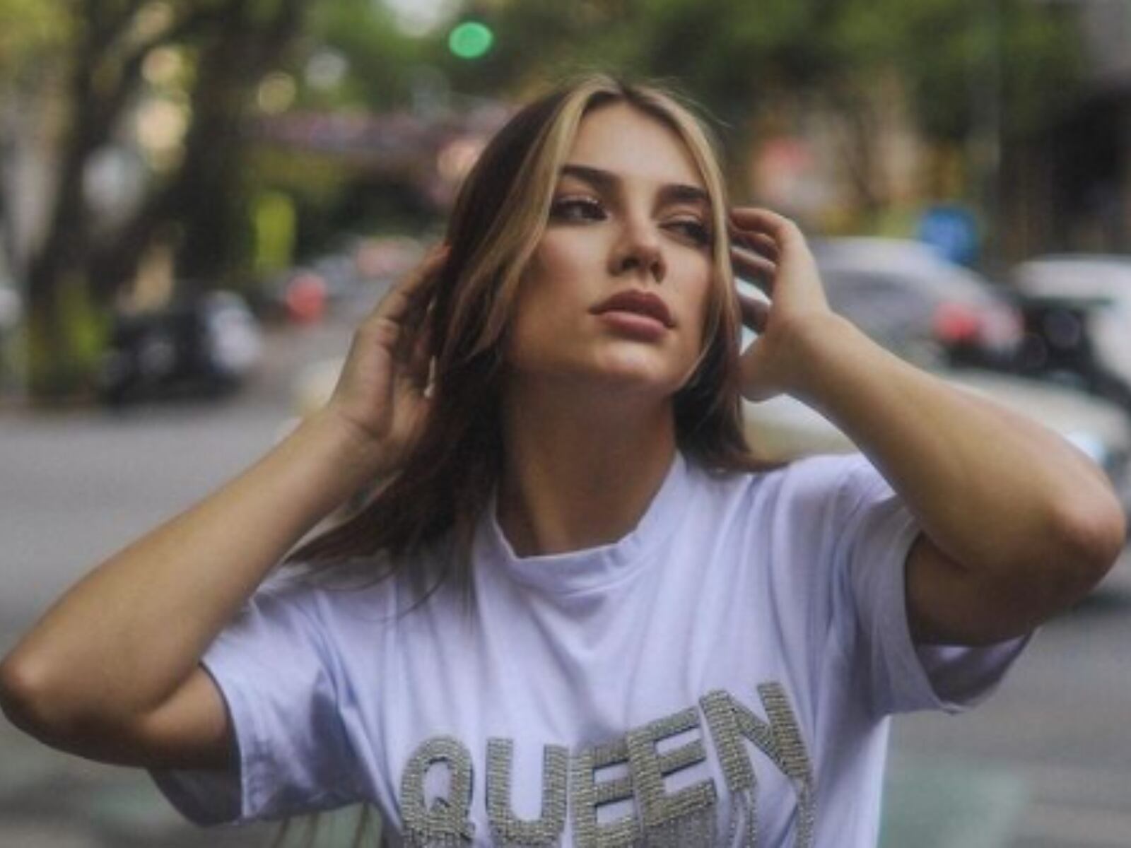 La figura de televisión posando en la calle (Foto: Azul Grantón / Instagram)