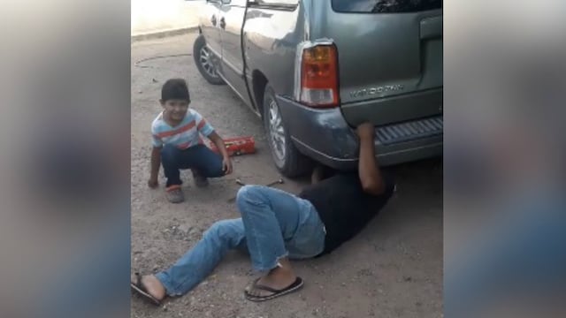 Le pide a su niño que le alcance “la gata” mientras arregla su auto y este le trae a su mascota
