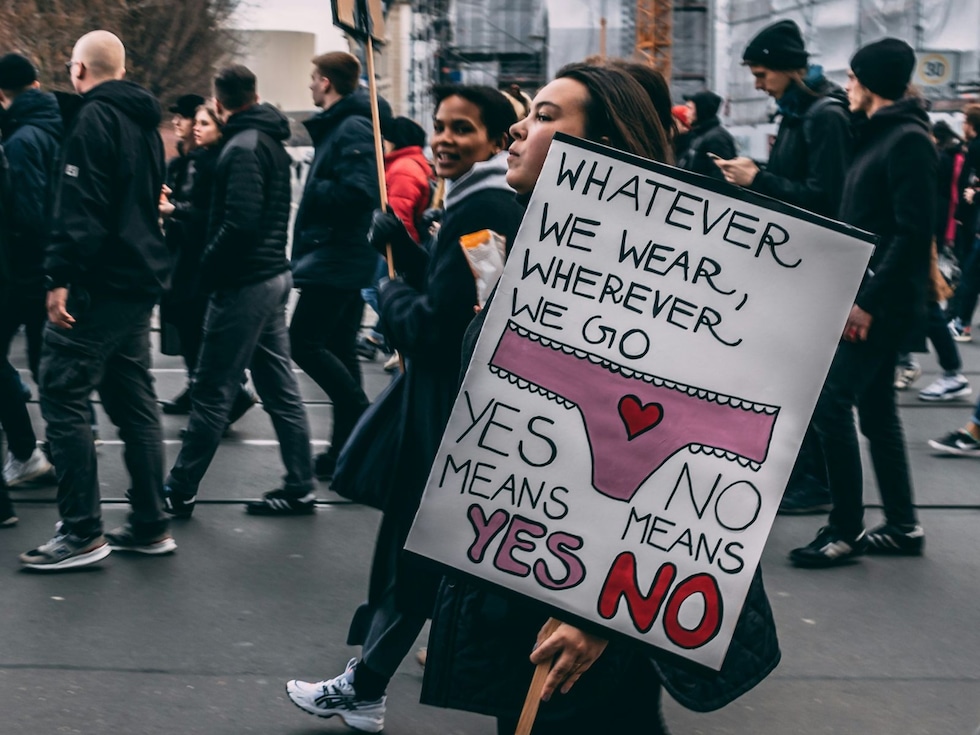 "Puedo prometerles que las mujeres trabajando juntas -vinculadas, informadas y educadas- pueden traer paz y prosperidad a este planeta abandonado." -Isabel Allende. | Crédito: Foto de Raquel García en Unsplash / Composición Depor