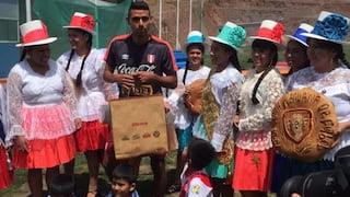 Selección Peruana: César Ortíz fue aclamado por los niños de Oropesa