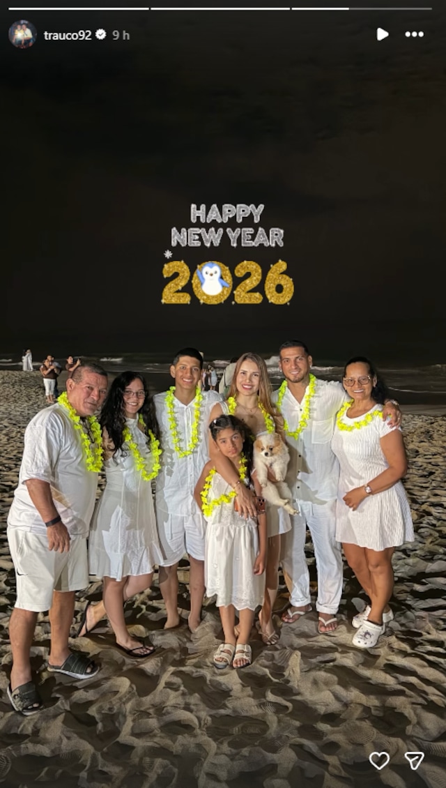 Miguel Trauco fue otro de los fútbolistas que recibieron el año nuevo en la playa junto a la familia | Foto: IG