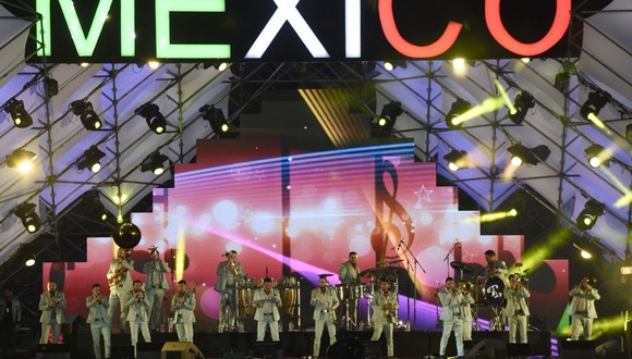 Los músicos de la banda El Recodo actúan durante las ceremonias llamadas "El Grito" que marcan el inicio de las celebraciones del Día de la Independencia de México en la Ciudad de México el 16 de septiembre de 2017 (Foto: Alfredo Estrella / AFP)