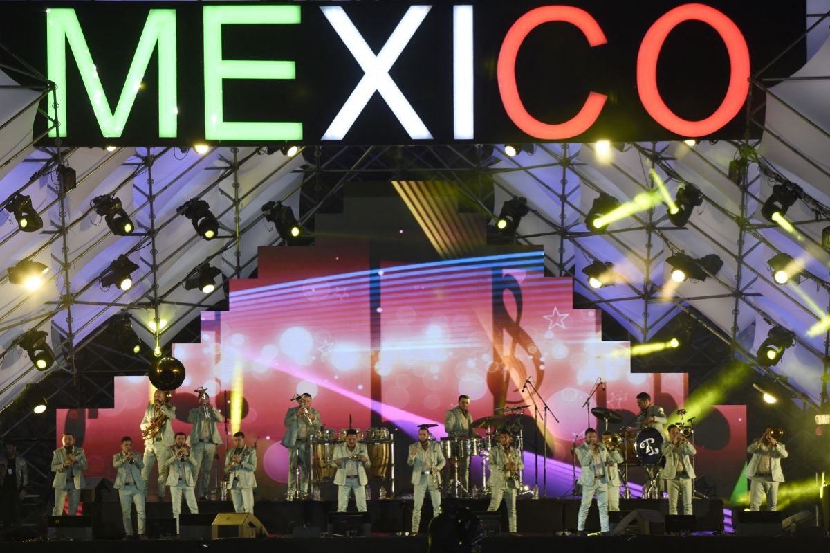 Los músicos de la banda El Recodo actúan durante las ceremonias llamadas "El Grito" que marcan el inicio de las celebraciones del Día de la Independencia de México en la Ciudad de México el 16 de septiembre de 2017 (Foto: Alfredo Estrella / AFP)