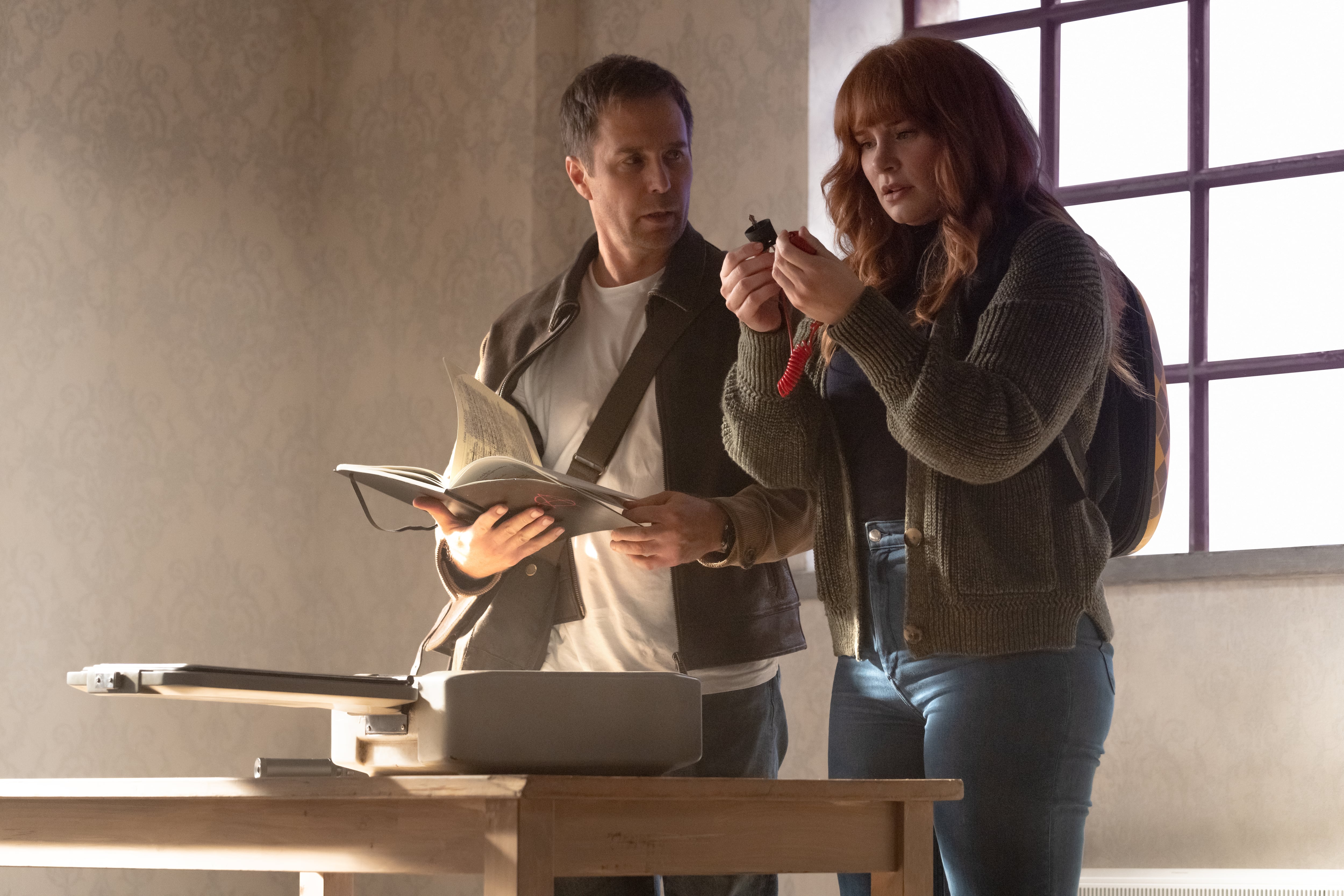 Aidan (Sam Rockwell) y Elly Conway (Bryce Dallas Howard) siguiendo un
rastro que los lleve a la verdad en la película "Argylle" (Foto: Universal Pictures)