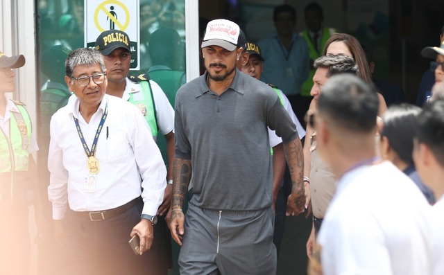 Paolo Guerrero llegó a Perú para entablar una reunión con el presidente del club Cesar Vallejo, Richard Acuña. (Fotos: jorge.cerdan/@photo.gec)