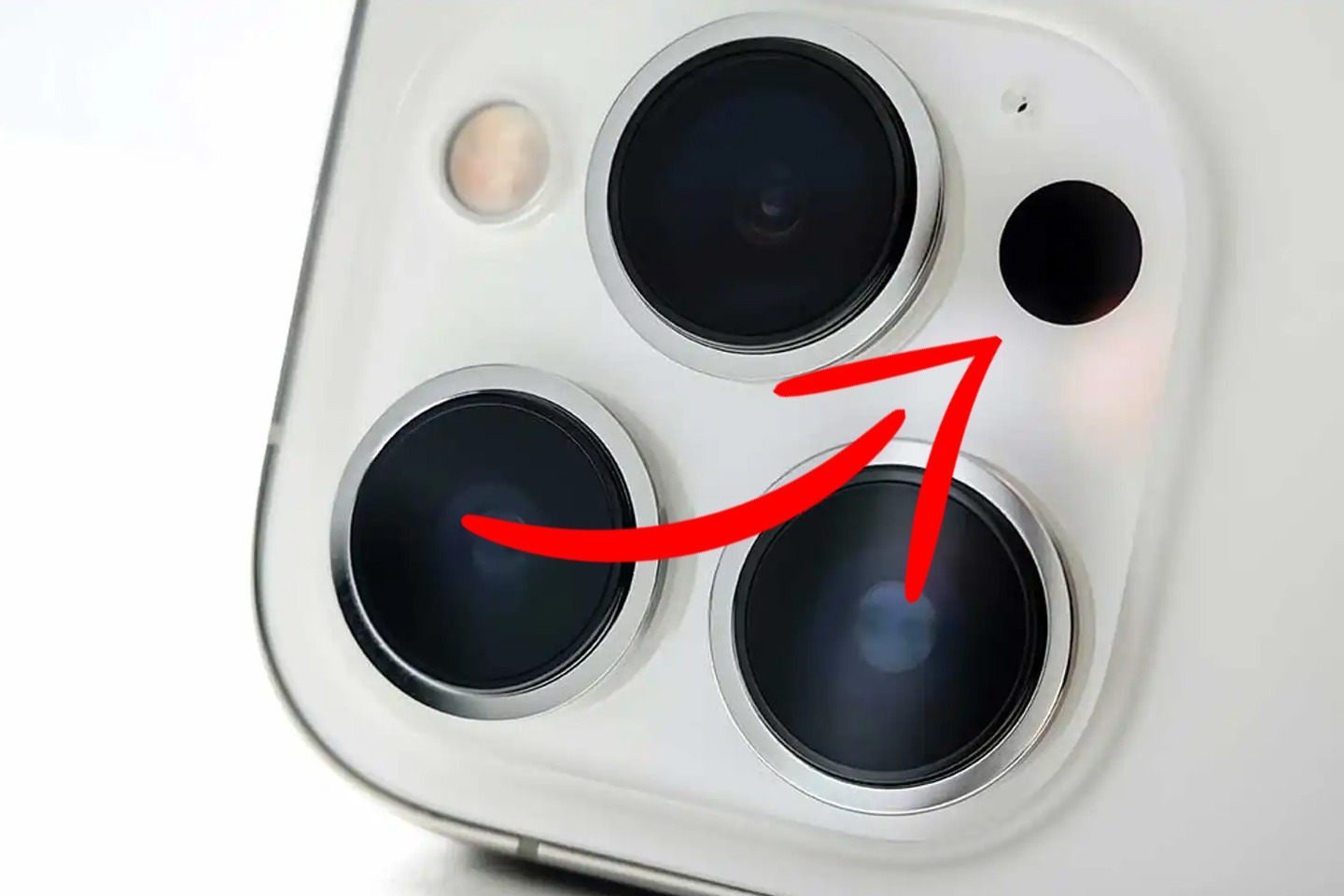 IPHONE | ¿Te has dado cuenta qué es el orificio que hay en la cámara de tu iPhone? (Foto: Apple)