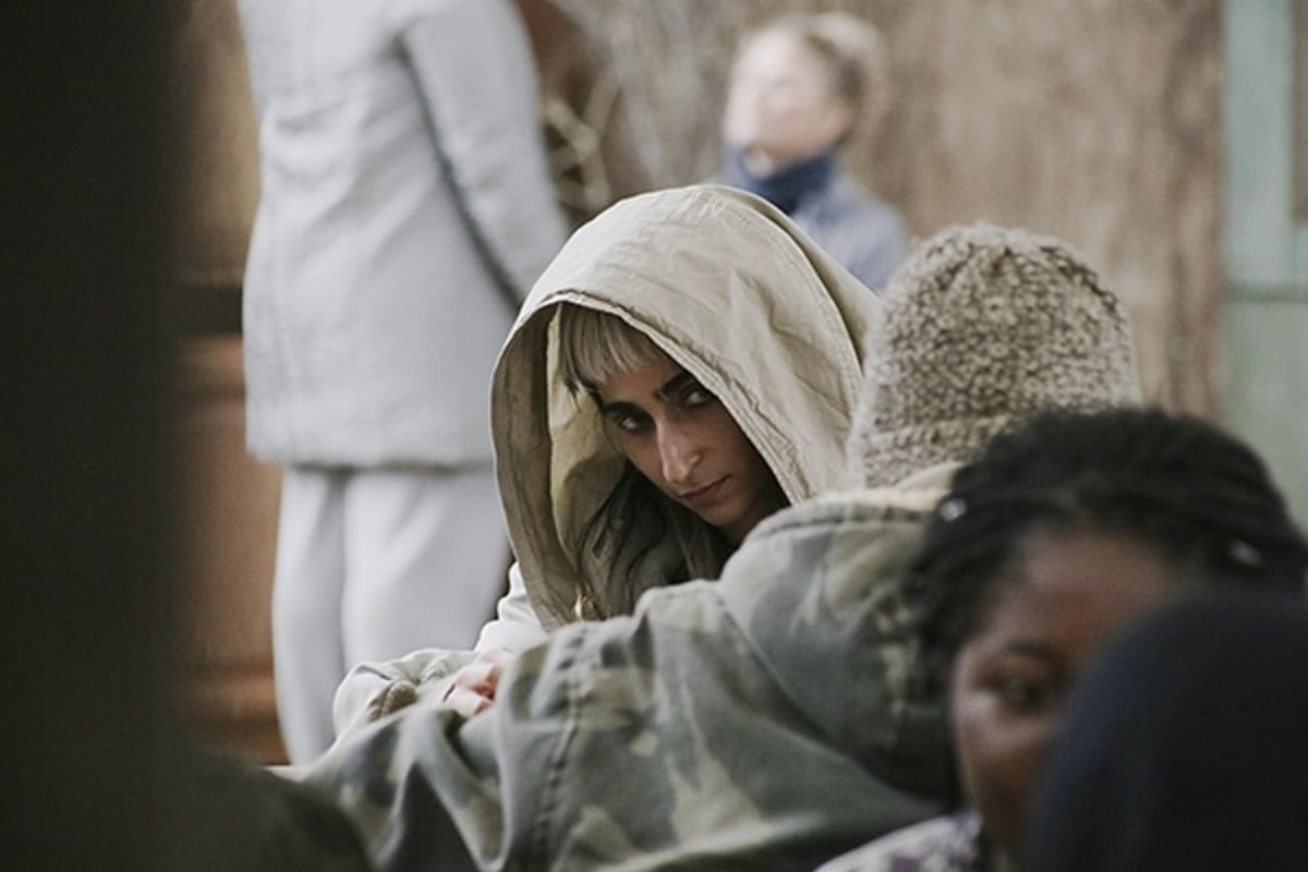 Alba Flores como Tabatha en la serie española "Romancero" (Foto: Amazon Prime Video)