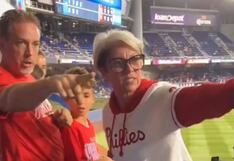 “Karen de los Phillies”: le quita la pelota del jonrón a un niño en su cumpleaños y genera rechazo en redes