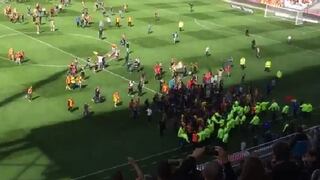 Ultras del Lens invadieron el campo para agredir a sus jugadores por racha de derrotas [VIDEO]