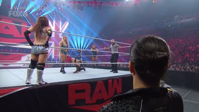 Sigue la pelea entre marcas: The Kabuki Warriors vencieron a Becky Lynch y Charlotte Flair gracias a la distracción de la campeona de NXT [VIDEO]