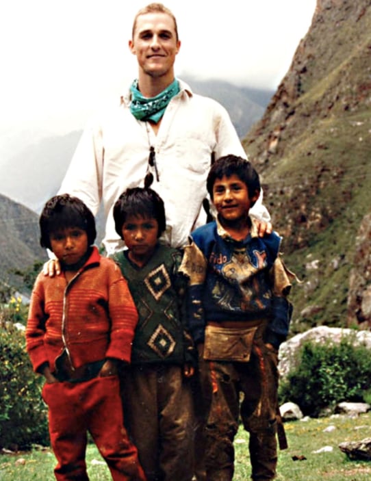 Matthew McConaughey en Machu Picchu en Cusco, Perú, junto a tres niños locales (Foto: Matthew McConaughey / X)